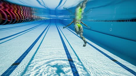 Mujer-Nadando-En-La-Piscina-En-La-Piscina-Olímpica-Vista-Desde-Debajo-Del-Agua